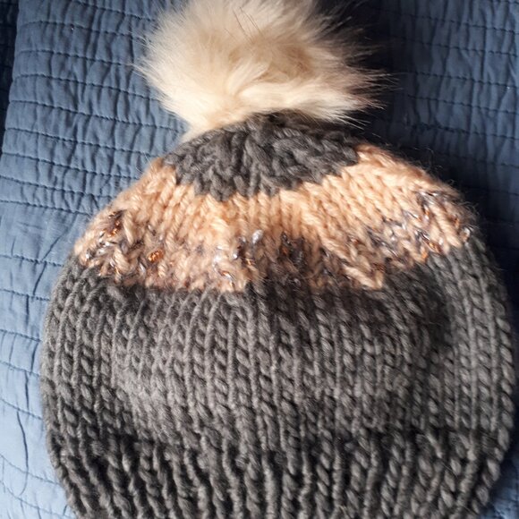Hand knitted hat - Picture 3 of 4